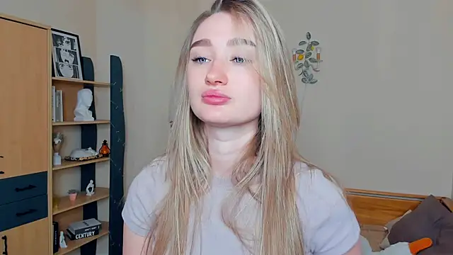Snapshot of VioletteClaire chatting on May 2, 2026, 7:24 am VioletteClaire online show from May 2, 2026, 7:24 am