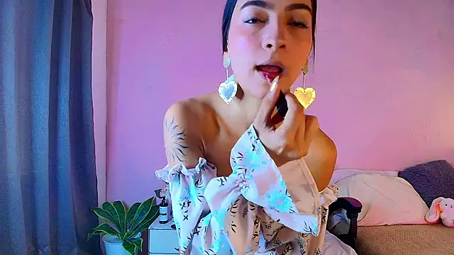 Daphne Rosse online show from May 14, 2026, 12:35 pm