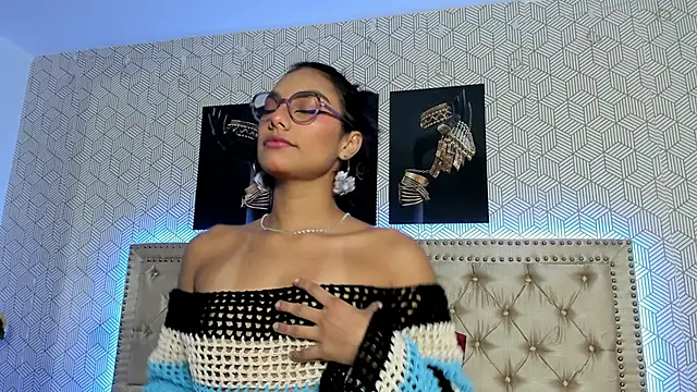 Snapshot of ValeAlvarez_ chatting on April 19, 2026, 5:58 pm ValeAlvarez online show from April 19, 2026, 5:58 pm