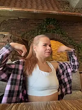 Snapshot of MaryMathews chatting on April 16, 2026, 9:32 am MaryMathews online show from April 16, 2026, 9:32 am