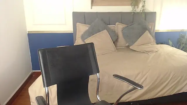 Violet 2003 online show from April 21, 2026, 1:50 pm