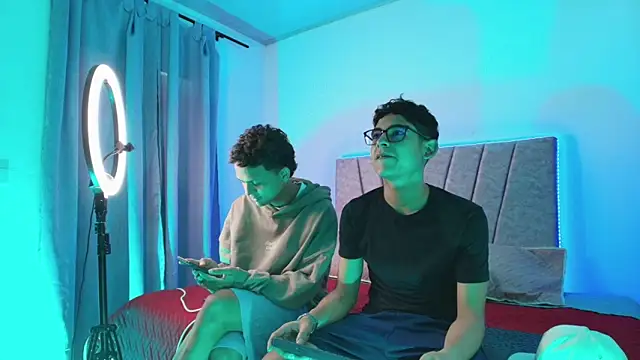 Snapshot of carlos_and_santy chatting on April 11, 2026, 12:18 am carlos and santy online show from April 11, 2026, 12:18 am