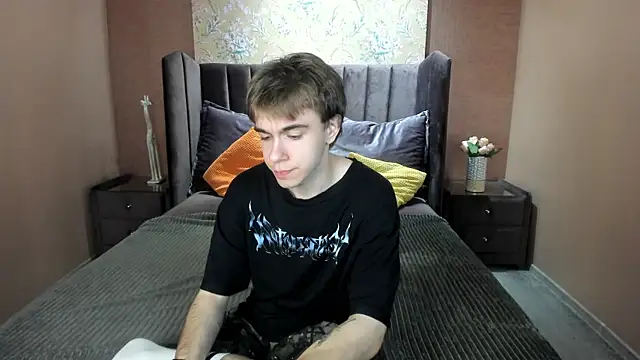 Snapshot of DaveBevy chatting on June 19, 2026, 7:41 pm DaveBevy online show from June 19, 2026, 7:41 pm