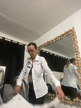 Snapshot of AlanaBrunetteX_X chatting on April 29, 2026, 8:15 pm AlanaBrunetteX X online show from April 29, 2026, 8:15 pm