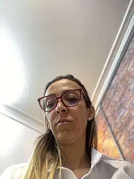 Snapshot of AlanaBrunetteX_X chatting on May 7, 2026, 10:13 pm AlanaBrunetteX X online show from May 7, 2026, 10:13 pm