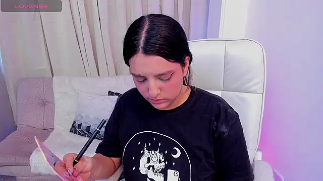 Snapshot of Arihanna_London chatting on April 25, 2026, 8:06 pm Arihanna London online show from April 25, 2026, 8:06 pm