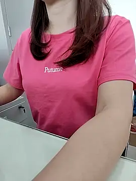 Easyly0 online show from April 4, 2026, 2:07 am