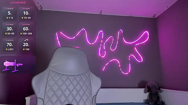Saphyralux online show from May 12, 2026, 9:43 pm