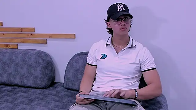 Snapshot of axxel_body chatting on March 28, 2026, 8:43 pm axxel body online show from March 28, 2026, 8:43 pm