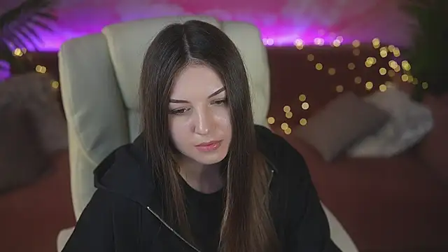 Snapshot of LindsyRawr chatting on April 1, 2026, 7:00 pm LindsyRawr online show from April 1, 2026, 7:00 pm