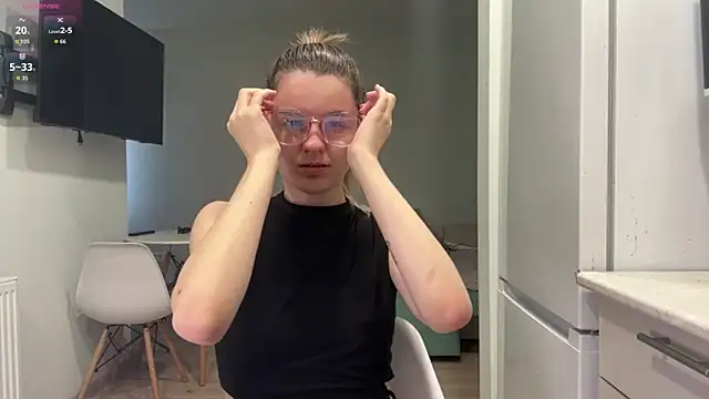 Snapshot of Peachy_keens chatting on May 4, 2026, 3:59 pm Peachy keens online show from May 4, 2026, 3:59 pm