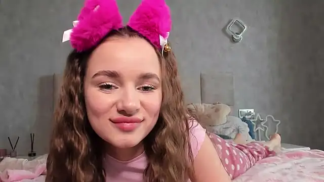 AlinaLuxxx online show from April 23, 2026, 1:02 pm