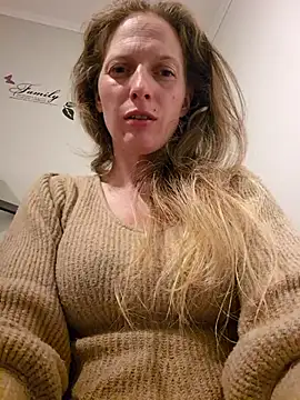 Snapshot of BlondeXtar chatting on April 4, 2026, 8:59 pm BlondeXtar online show from April 4, 2026, 8:59 pm