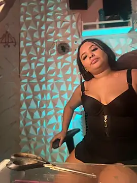 SaskiaDeluxe online show from May 5, 2026, 6:49 am
