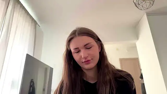 Snapshot of HallieHollo chatting on April 16, 2026, 7:20 am HallieHollo online show from April 16, 2026, 7:20 am