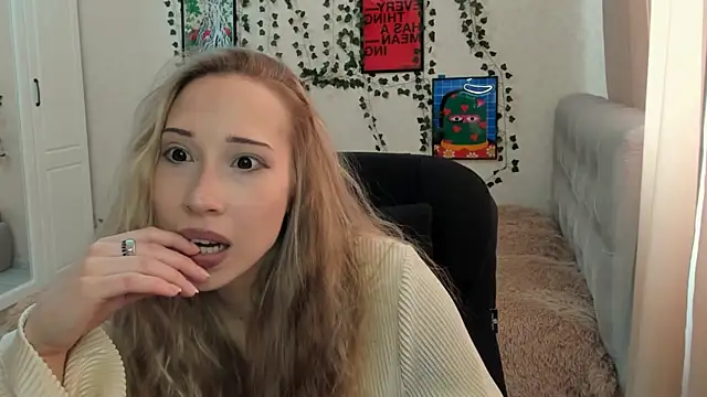 Snapshot of Emmarayder chatting on June 8, 2026, 11:11 am Emmarayder online show from June 8, 2026, 11:11 am