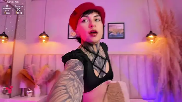 Snapshot of Luana_fiore chatting on May 13, 2026, 12:23 pm Luana fiore online show from May 13, 2026, 12:23 pm