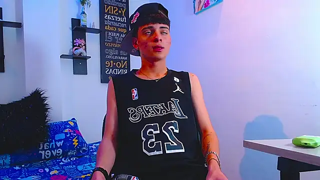 milo hot  online show from April 7, 2026, 7:04 pm