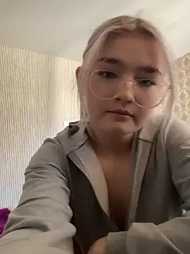 Snapshot of KimCarr chatting on April 2, 2026, 12:01 pm KimCarr online show from April 2, 2026, 12:01 pm