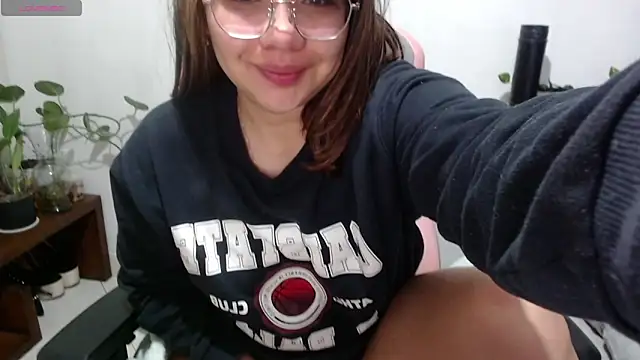Snapshot of Elfi_333 chatting on June 1, 2026, 8:25 am Elfi 333 online show from June 1, 2026, 8:25 am