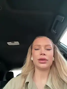 Girl-Mia online show from April 4, 2026, 4:52 am