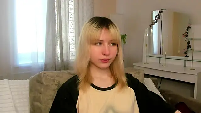Snapshot of MiaKimiko chatting on May 16, 2026, 2:21 am MiaKimiko online show from May 16, 2026, 2:21 am