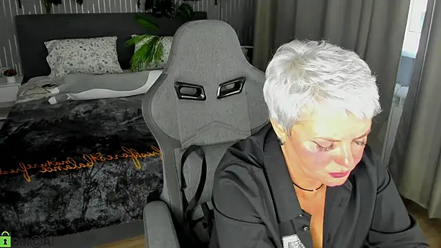 Linda Zef1r online show from May 6, 2026, 1:31 am