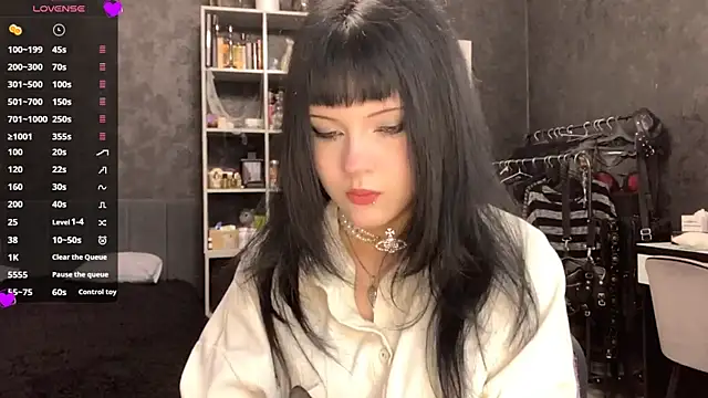 Snapshot of EmilyEmbears chatting on June 1, 2026, 6:35 am EmilyEmbears online show from June 1, 2026, 6:35 am