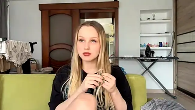 Snapshot of ElvieTribou chatting on April 13, 2026, 8:07 am ElvieTribou online show from April 13, 2026, 8:07 am