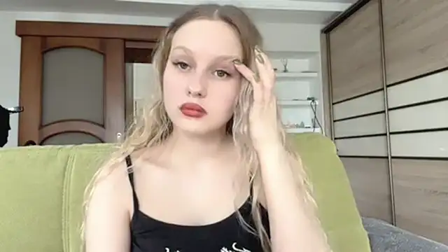 Snapshot of ElvieTribou chatting on April 16, 2026, 9:32 am ElvieTribou online show from April 16, 2026, 9:32 am