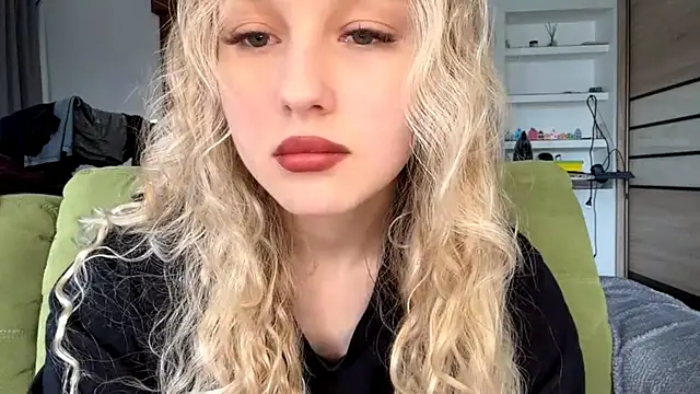 Snapshot of ElvieTribou chatting on April 15, 2026, 8:09 am ElvieTribou online show from April 15, 2026, 8:09 am