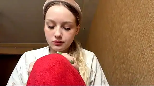 Snapshot of ElvieTribou chatting on April 7, 2026, 8:16 am ElvieTribou online show from April 7, 2026, 8:16 am