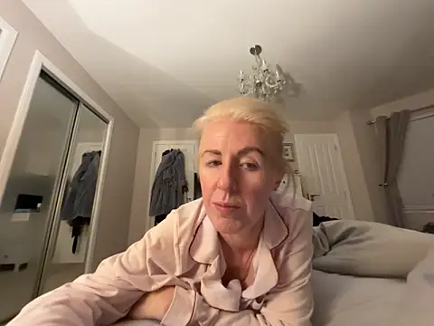 Snapshot of Laylaskyexx chatting on May 22, 2026, 9:35 pm Laylaskyexx online show from May 22, 2026, 9:35 pm
