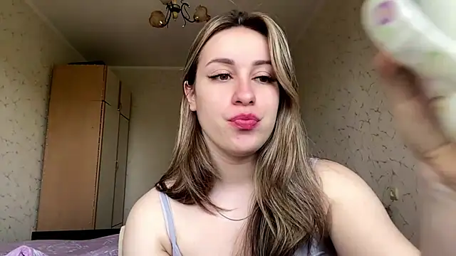 Snapshot of SpringSummers chatting on May 27, 2026, 9:38 am SpringSummers online show from May 27, 2026, 9:38 am