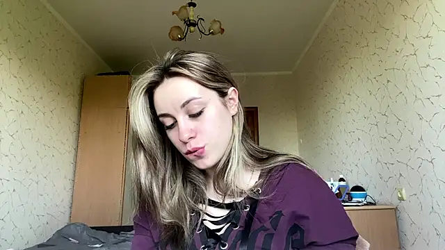 Snapshot of SpringSummers chatting on May 4, 2026, 7:11 am SpringSummers online show from May 4, 2026, 7:11 am