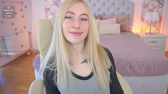 Snapshot of MelaniiePlay chatting on April 5, 2026, 12:45 pm MelaniiePlay online show from April 5, 2026, 12:45 pm