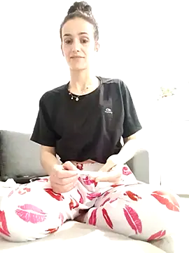 Snapshot of Lolaa92i chatting on April 3, 2026, 10:16 pm Lolaa92i online show from April 3, 2026, 10:16 pm