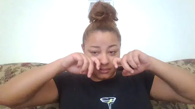Snapshot of madzbailey chatting on June 10, 2026, 3:35 pm madzbailey online show from June 10, 2026, 3:35 pm