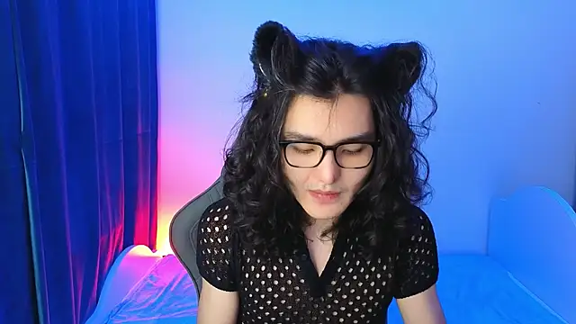 Snapshot of FormOverFear chatting on April 5, 2026, 4:02 pm FormOverFear online show from April 5, 2026, 4:02 pm