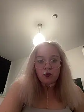 PiaLovee online show from April 2, 2026, 6:14 pm