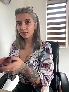 Snapshot of Isabella_varella- chatting on May 28, 2026, 1:50 pm Isabella varella- online show from May 28, 2026, 1:50 pm
