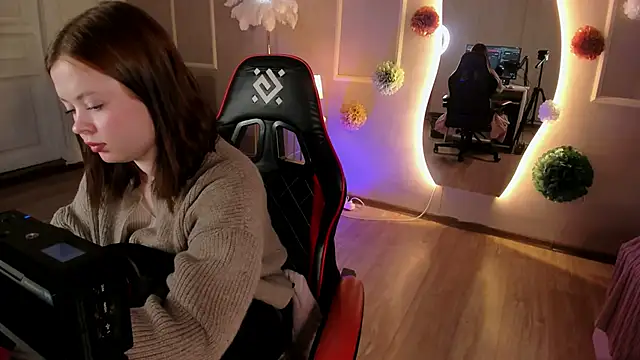 Snapshot of Astra_Shade chatting on April 7, 2026, 2:41 pm Astra Shade online show from April 7, 2026, 2:41 pm