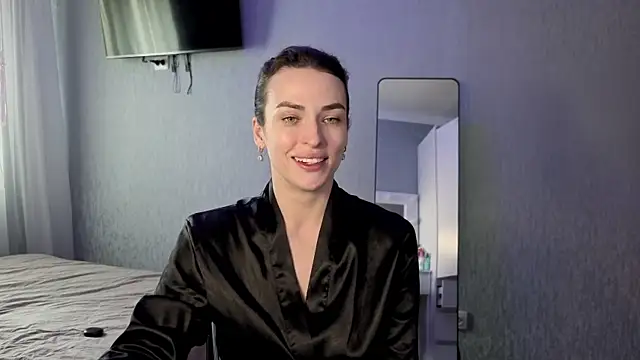 Snapshot of Kira__love1 chatting on May 18, 2026, 12:32 pm Kira love1 online show from May 18, 2026, 12:32 pm