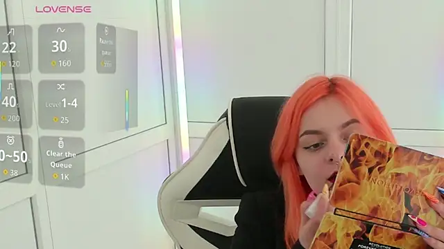 Snapshot of NightLeaf chatting on April 8, 2026, 1:12 pm NightLeaf online show from April 8, 2026, 1:12 pm