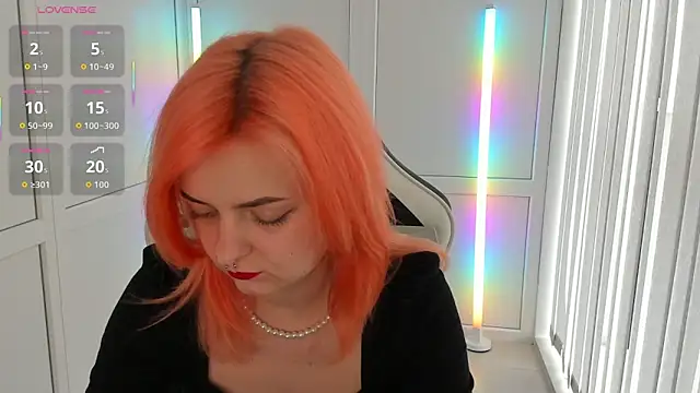 Snapshot of NightLeaf chatting on April 10, 2026, 1:18 pm NightLeaf online show from April 10, 2026, 1:18 pm