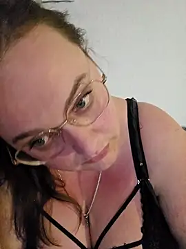nika-W online show from May 5, 2026, 9:07 pm