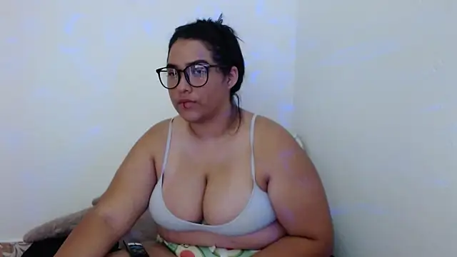 Snapshot of Ivy_moon6 chatting on May 1, 2026, 6:18 am Ivy moon6 online show from May 1, 2026, 6:18 am