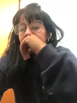 Snapshot of Laacoluu chatting on April 7, 2026, 1:13 pm Laacoluu online show from April 7, 2026, 1:13 pm