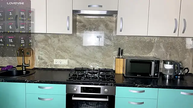 auroriell online show from April 6, 2026, 4:46 am