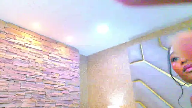 Snapshot of AiraLuna chatting on April 7, 2026, 8:43 pm AiraLuna online show from April 7, 2026, 8:43 pm